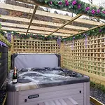 The Shearer - Crossgate Luxury Glamping 펜리스